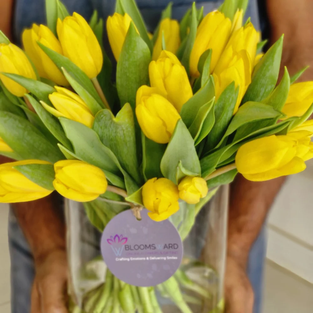 Adorable Hug - 30 yellow tulip